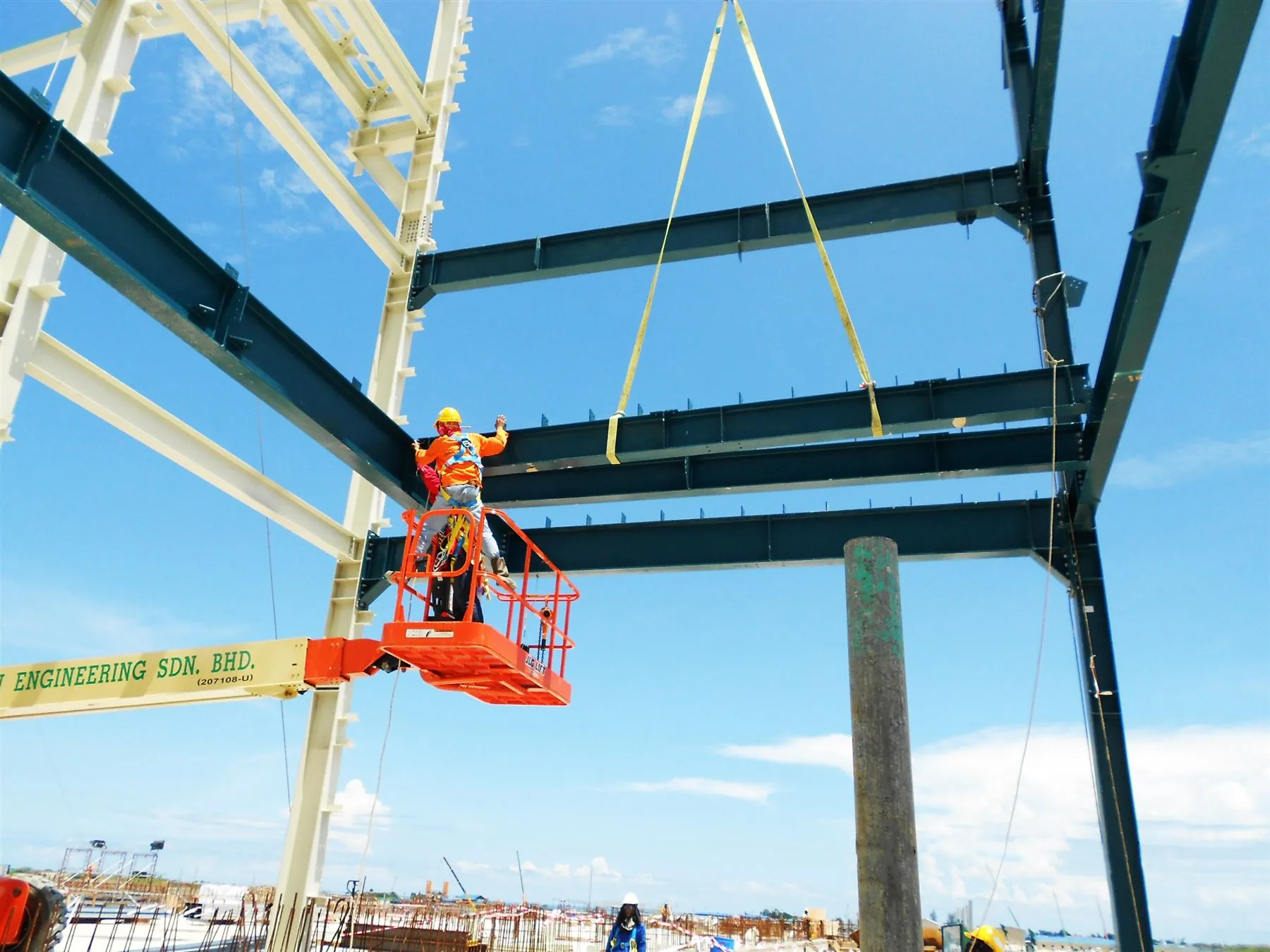 Steel beam being erected from a boom lift at the Tokuyama plant, Bintulu